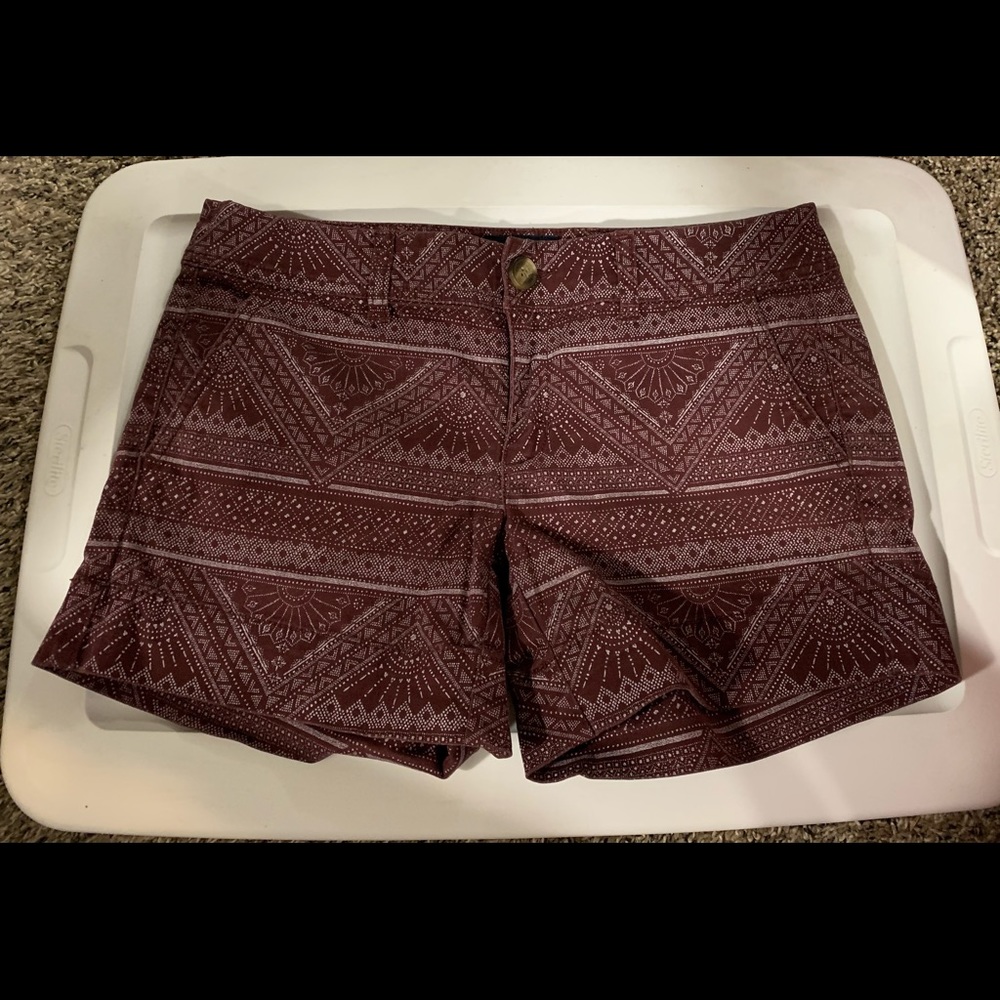 American Eagle maroon shorts